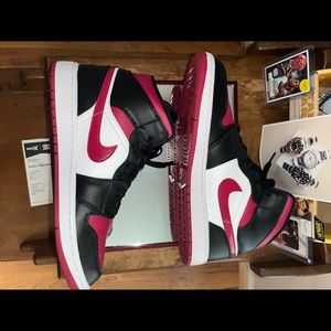 Jordan 1 Mid ‘Noble Red’